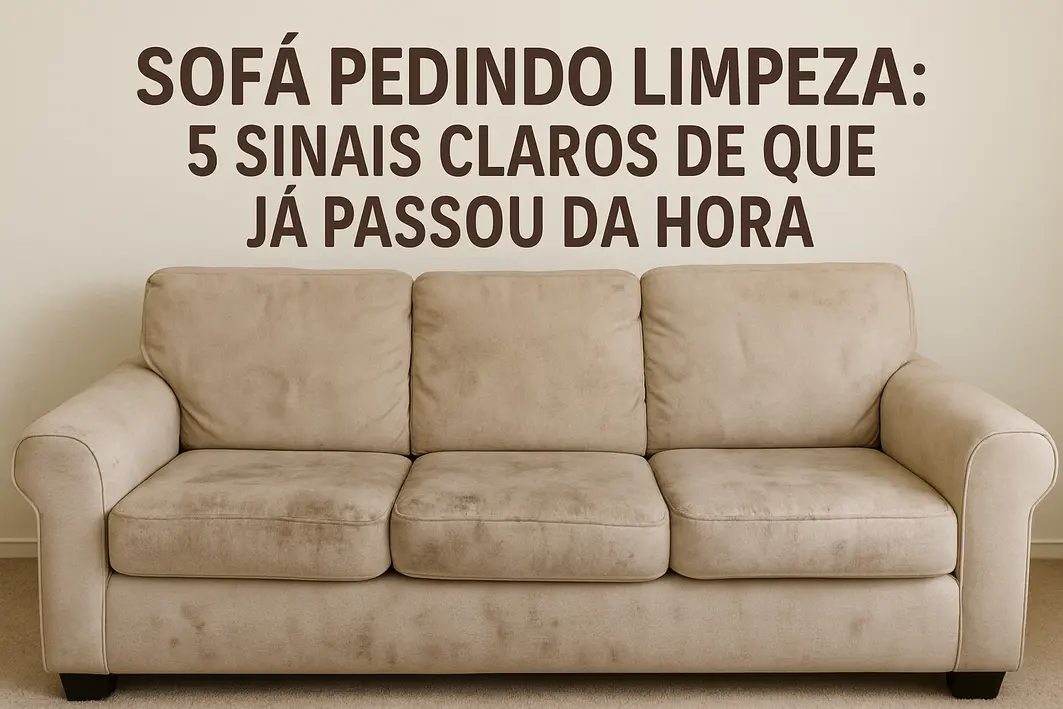 maos aplicando bicarbonato sofa claro Mãos aplicando bicarbonato de sódio sobre tecido claro de sofá com grãos visíveis e textura detalhada
