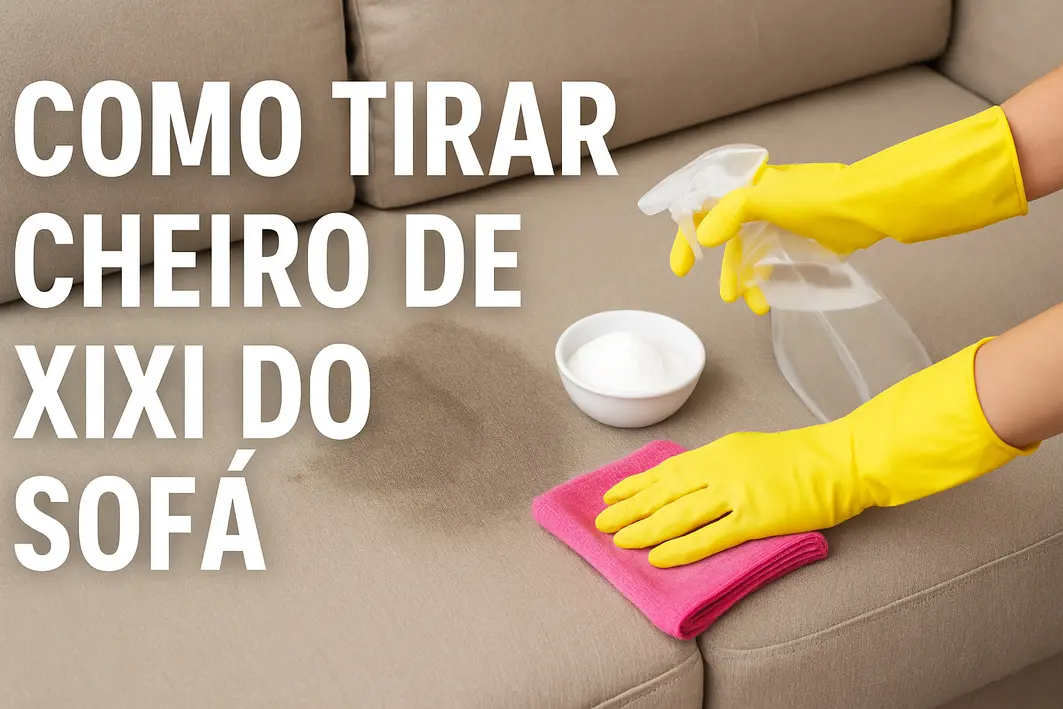 Mão adulta aplicando solução caseira com borrifador em área manchada de sofá claro