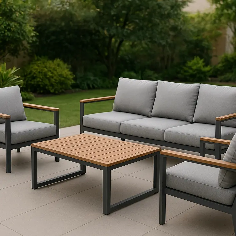 Conjunto de mobiliário externo moderno em alumínio e madeira tratada com almofadas impermeáveis colocado em jardim acolhedor