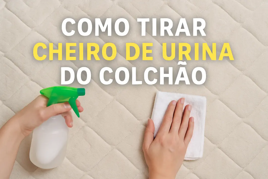 Pessoa aplicando solução caseira com borrifador sobre mancha de urina em colchão branco